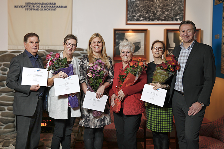 Á meðfylgjandi mynd eru styrkþegar frá vinstri: Gísli Jafetsson, Ingibjörg H. Harðardóttir, Sólveig H Gunnarsdóttir, Þórunn Sveinbjörnsdóttir og María K. Jónsdóttir með Pétri Magnússyni, formanni ÖÍ.